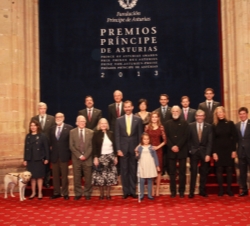 Fotografía de grupo de Sus Altezas Reales los Príncipes de Asturias con los premiados, tras imponerles la insignia de la Fundación